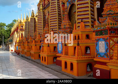 Vue extérieure du Temple qui Boaddai ornée de maisons cinq cent mille images de Bouddha à Monywa, Myanmar (Birmanie) Banque D'Images