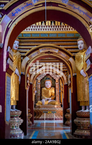 Intérieur de la Moe que Boaddai Hnyin Temple à Monywa, Myanmar (Birmanie) avec des représentations de l'image du Bouddha Banque D'Images