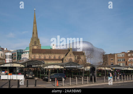 Marché en plein air de Bull Ring à Birmingham avec Selfridges et St Martin dans les arènes dans l'arrière-plan Banque D'Images