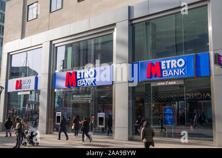 Nouvelle succursale de banque métro High Street, dans le centre-ville de Birmingham. High Street retail banking. Banque D'Images