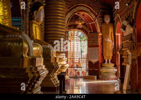 Intérieur de la Moe que Boaddai Hnyin Temple à Monywa, Myanmar (Birmanie) avec des représentations de l'image du Bouddha Banque D'Images