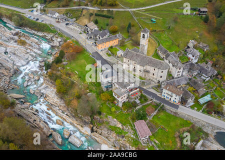 Vue aérienne de l' 'Ponte dei Salti, rivière Verzasca et la ville de Lavertezzo, Valle Verzasca, Tessin, Suisse. Banque D'Images