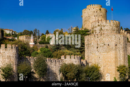 Tours cylindriques de Rumelian château sur les rives européennes du Bosphore à Istanbul, Turquie Banque D'Images