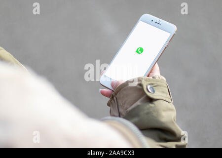 16. Novembre 2019, Schwäbisch Gmünd, Allemagne : un téléphone dans les mains. Logo de WhatsApp sur l'écran du téléphone cellulaire Banque D'Images