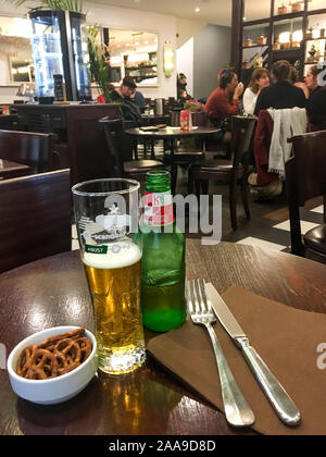 Prendre un verre dans une brasserie, Strasbourg, France Banque D'Images