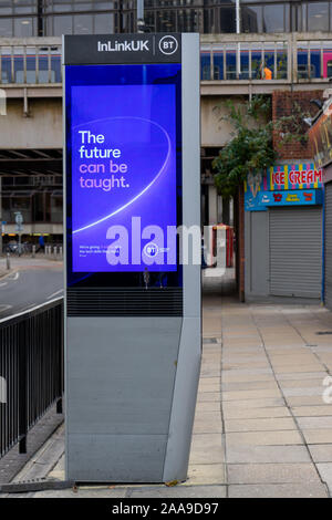 Un terminal InLinkUK sur une grande rue un état de le réseau de communication d'art offre gratuitement le public ultra-rapide et gratuit connexion wi-fi au Royaume-Uni par BT Banque D'Images