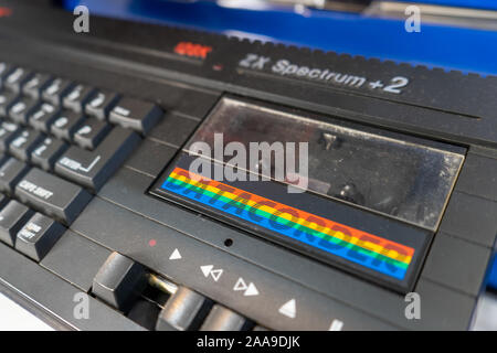 Un gros plan de la cassette d'un datacorder Sinclair Spectrum ZX  +2 un ordinateur des années 1980 accueil Banque D'Images