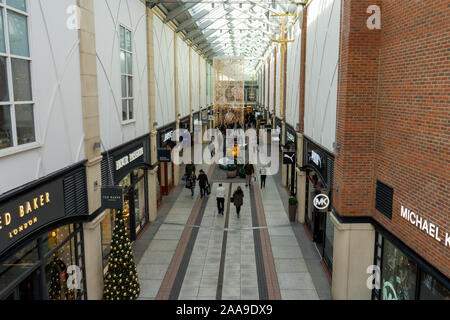 En regardant les consommateurs dans un centre commercial décoré pour Noël à GUNWHARF QUAYS, Portsmouth, Royaume-Uni Banque D'Images