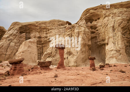 Toadstool Hoodoos Rimrock dans les Badlands de l'Utah, USA Banque D'Images