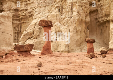 Toadstool Hoodoos Rimrock dans les Badlands de l'Utah, USA Banque D'Images