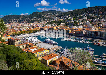 Vue sur le port Lympia à Nice, France. Construite à 1748, c'est l'une des plus anciennes installations portuaires sur la côte d'Azur. Banque D'Images