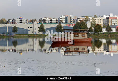 Hameenlinna, Finlande 10/02/2018 Un bateau à tête de dragon d'acier sur un lac calme dans la journée d'automne Banque D'Images