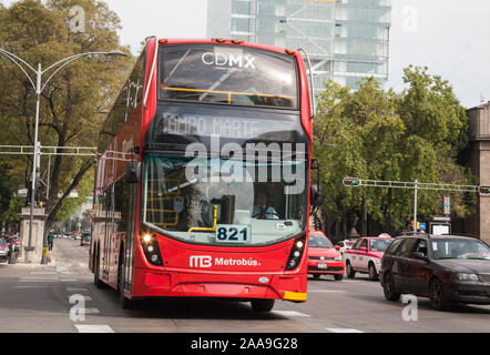 Metrobús dans les rues de la ville de Mexico. Un bus de transport en commun rapide Metrobús système qui a servi la ville de Mexico depuis juin 2006. Banque D'Images