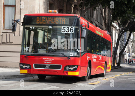 Metrobús dans les rues de la ville de Mexico. Un bus de transport en commun rapide Metrobús système qui a servi la ville de Mexico depuis juin 2006. Banque D'Images