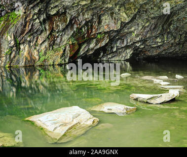 Tremplin en la grotte colorée à Rydal Water, Lake District Banque D'Images