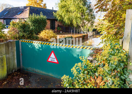 Une inondation porte dans la Severn Vale retenant la rivière Severn à Deerhurst, Gloucestershire UK le 18/11/2019 Banque D'Images