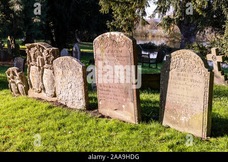 L'eau de l'inondation de la rivière Severn jusqu'au cimetière de mur dans la Severn Vale village de Deerhurst, Gloucestershire UK Banque D'Images