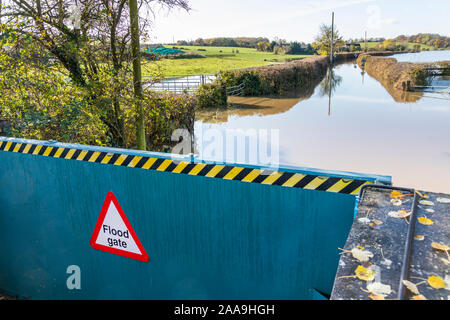 Une inondation porte dans la Severn Vale retenant la rivière Severn à Deerhurst, Gloucestershire UK le 18/11/2019 Banque D'Images