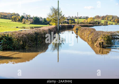 L'eau de l'inondation de la rivière Severn remplissant la lane à Apperley dans la Severn Vale village de Deerhurst, Gloucestershire UK le 18/11/2019 Banque D'Images