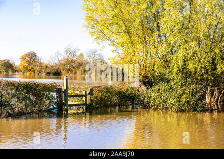 Stile sur sentier public dans l'eau de l'inondation de la rivière Severn champs de remplissage autour de la Severn Vale village de Deerhurst, Gloucestershire UK 18/11/2019 Banque D'Images