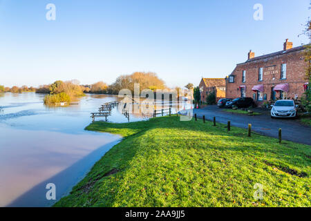 La rivière Severn inondé à côté du Red Lion Pub à Wainlode, Apperley, au sud de Gloucester, Gloucestershire UK le 18/11/2019 Banque D'Images