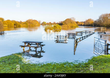 La rivière Severn inondé à côté du Red Lion Pub à Wainlode, Apperley, au sud de Gloucester, Gloucestershire UK le 18/11/2019 Banque D'Images