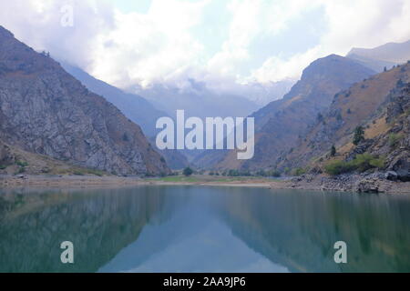 Urungach pittoresque lac en montagne sur le début de l'automne en Ouzbékistan Banque D'Images