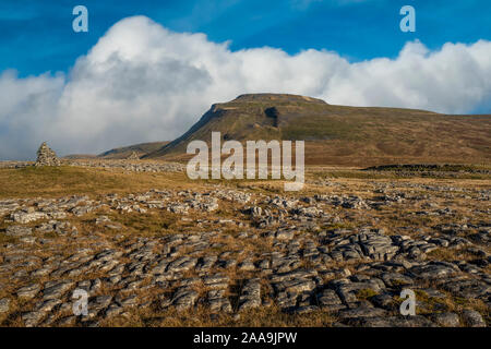 Le Yorkshire Three Peaks Challenge prend sur les pics de Pen-y-ghent, Whernside et Ingleborough, généralement dans cet ordre, et en moins de 12 heures. Banque D'Images