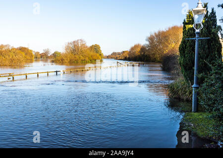 Le Lane à Apperley par la rivière Severn inondé à côté du Red Lion Pub à Wainlode, Apperley, au sud de Gloucester, Gloucestershire UK le 18/11/2019 Banque D'Images