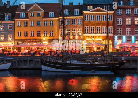 Copenhague, Nyhavn soir vue sur le quartier de bars et restaurants dans le centre du port de Nyhavn, à Copenhague, Danemark. Banque D'Images