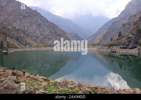 Urungach pittoresque lac en montagne sur le début de l'automne en Ouzbékistan Banque D'Images