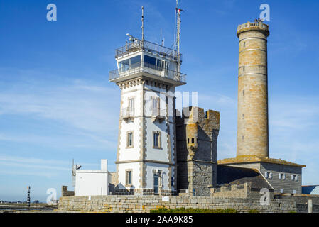 Sémaphore, vieille tour Vieille Tour, chapelle Saint-Pierre et le Phare Phare de Penmarc'h à la pointe de Penmarch, Finistère, Bretagne, France Banque D'Images