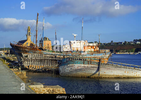 Les touristes visitant les épaves de bateaux de pêche de chalutiers en bois / bateaux dans le port - port de Camaret-sur-Mer, Finistère, Bretagne, France Banque D'Images