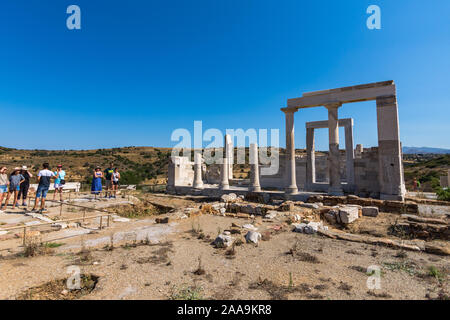 Sangri, Naxos / Grèce - Juillet 13, 2019 : les touristes visitant le temple de Demeter et ruines à Sangri village, Naxos, Grèce Banque D'Images