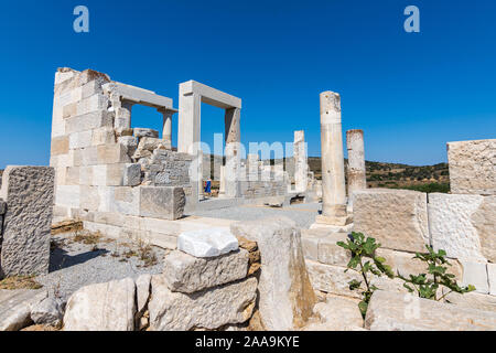 Sangri, Naxos / Grèce - Juillet 13, 2019 : les touristes visitant le temple de Demeter et ruines à Sangri village, Naxos, Grèce Banque D'Images