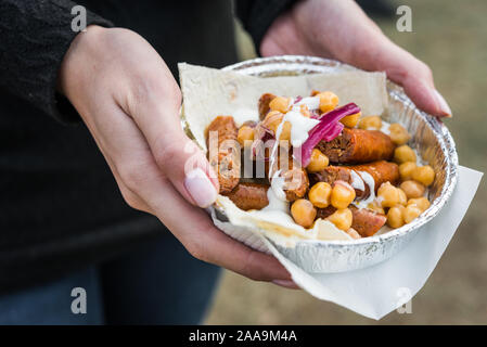 Saucisse chistorra Basque Espagnol avec les pois chiches dans un marché de l'alimentation de rue. Banque D'Images