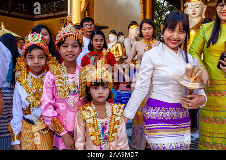 Les jeunes participent à une Novitiation/Shinbyu Cérémonie à la pagode Shwedagon, Yangon, Myanmar. Banque D'Images