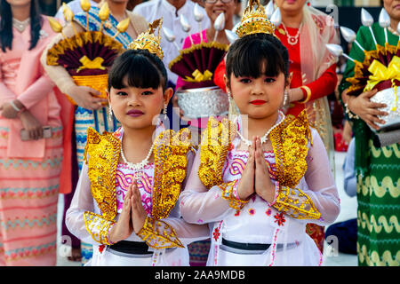 Les jeunes participent à une Novitiation/Shinbyu Cérémonie à la pagode Shwedagon, Yangon, Myanmar. Banque D'Images