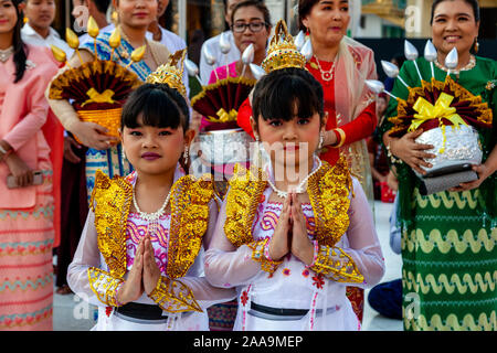 Les jeunes participent à une Novitiation/Shinbyu Cérémonie à la pagode Shwedagon, Yangon, Myanmar. Banque D'Images