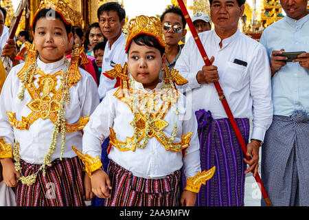 Les jeunes participent à une Novitiation/Shinbyu Cérémonie à la pagode Shwedagon, Yangon, Myanmar. Banque D'Images