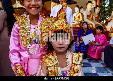 Les jeunes participent à une Novitiation/Shinbyu Cérémonie à la pagode Shwedagon, Yangon, Myanmar. Banque D'Images