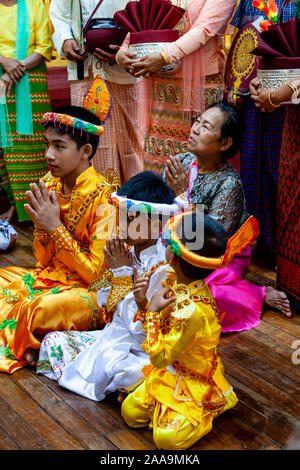 Les jeunes participent à une Novitiation/Shinbyu Cérémonie à la pagode Shwedagon, Yangon, Myanmar. Banque D'Images