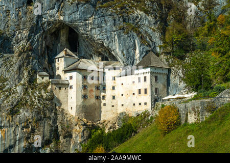 Le château de Predjama construit dans une grotte près de la ville de Postojna, Slovénie, Europe. Banque D'Images