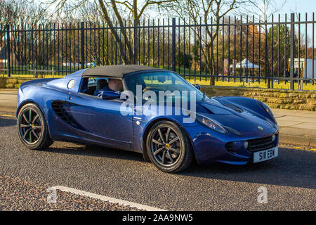 2013 bleu Lotus Elise 111S ; voiture à Southport, Merseyside. Le spectacle des Supercars du Nord-Ouest, avec des voitures, des sports, des coupés, des roadsters, des supercars, des hypercars, des voitures de course, des propriétaires de voitures exotiques et des super vus, arrive dans la station côtière par une chaude journée de printemps. Les voitures se trouvent sur l'esplanade du front de mer, tandis que les propriétaires de supercars profitent d'une rencontre avec eux. Banque D'Images