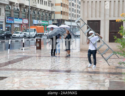 Dubai,UAE,20 novembre 2019,malgré les fortes pluies les visiteurs et les touristes errent encore tour à Dubaï qui est généralement réputé pour son soleil. L Banque D'Images