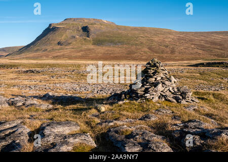 Le Yorkshire Three Peaks Challenge prend sur les pics de Pen-y-ghent, Whernside et Ingleborough, généralement dans cet ordre, et en moins de 12 heures. Banque D'Images