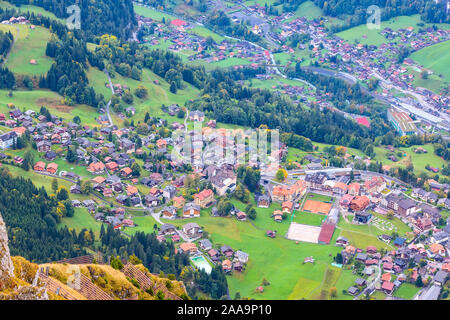 Vue aérienne de la ville de Wengen en Suisse, Alpes suisses de la région Jungfrau avec gare et cable car Banque D'Images