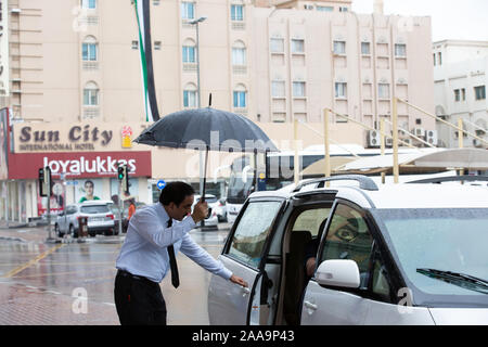 Dubai,UAE,20 novembre 2019,malgré les fortes pluies les visiteurs et les touristes errent encore tour à Dubaï qui est généralement réputé pour son soleil. L Banque D'Images