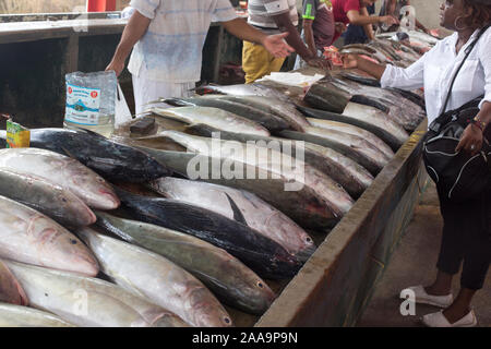 Victoria, Seychelles - Avril 29, 2019 : les gens d'acheter du poisson au marché de poisson de Victoria Banque D'Images