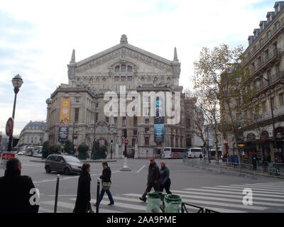 Paris, France - le 9 décembre 2012 : vue de l'Opéra Garnier le 22 juillet 2011 à Paris, France. L'Opéra Garnier est un monument populaire parmi les touristes à Paris Banque D'Images